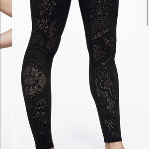 Lululemon Reveal Tight Zen Expression Size 4 25” *Like New*